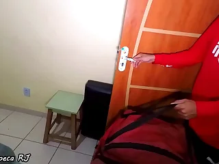 Meu namorado me deixou fuder com o novinho entregador do Ifood quando ele chegou pra deixar nosso lanche, hardly ever final ainda tomei muito leite dos dois como sobremesa